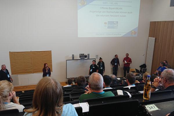 Begrüßung und Themeneinteilung im Hörsaal der Uni Würzburg des WordCamps 2018